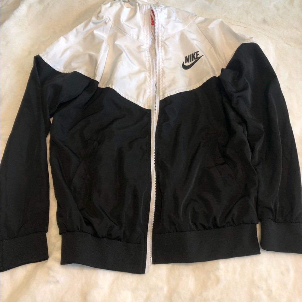 NIKE WINDBREAKER SIZE MEDIUM